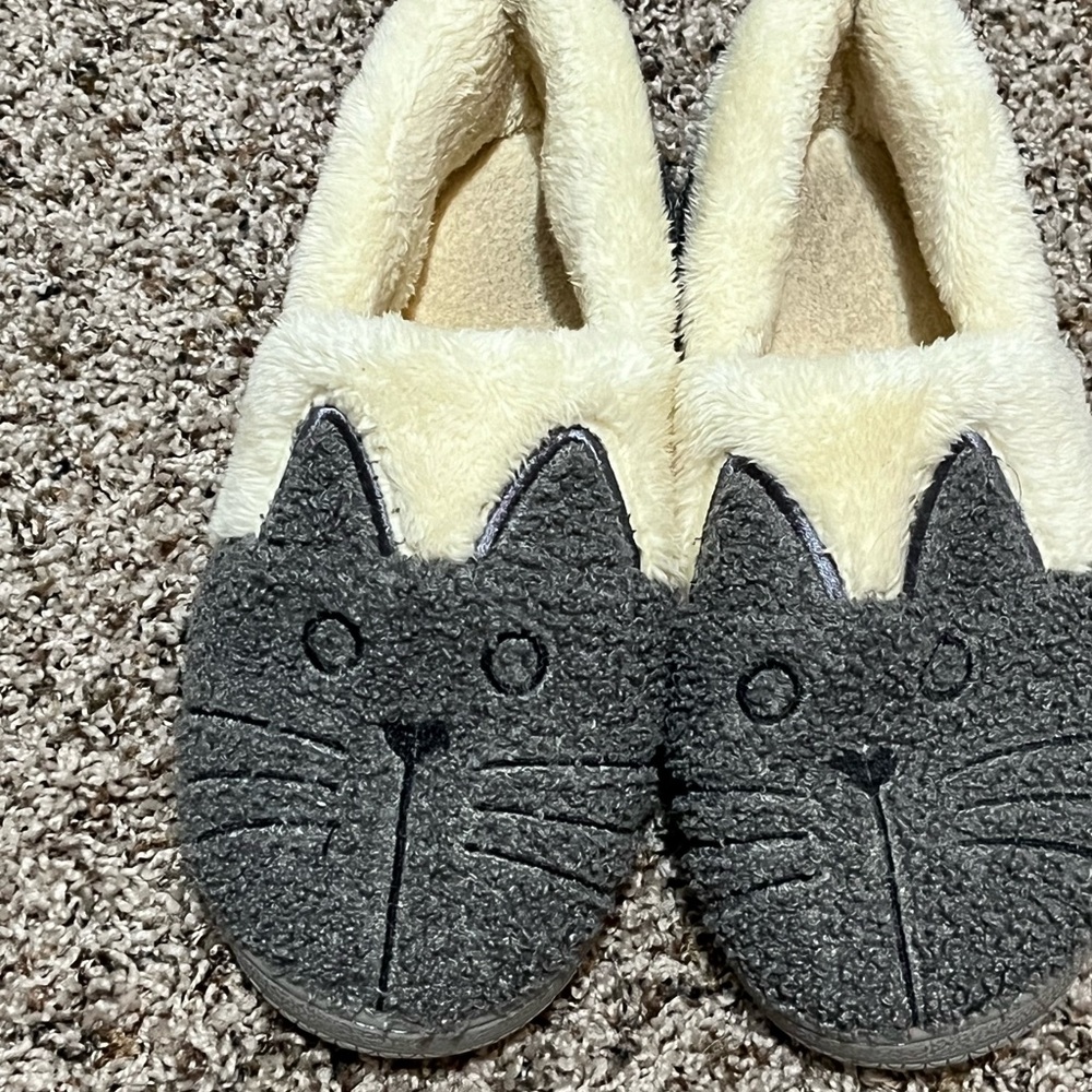 Women’s cat slippers